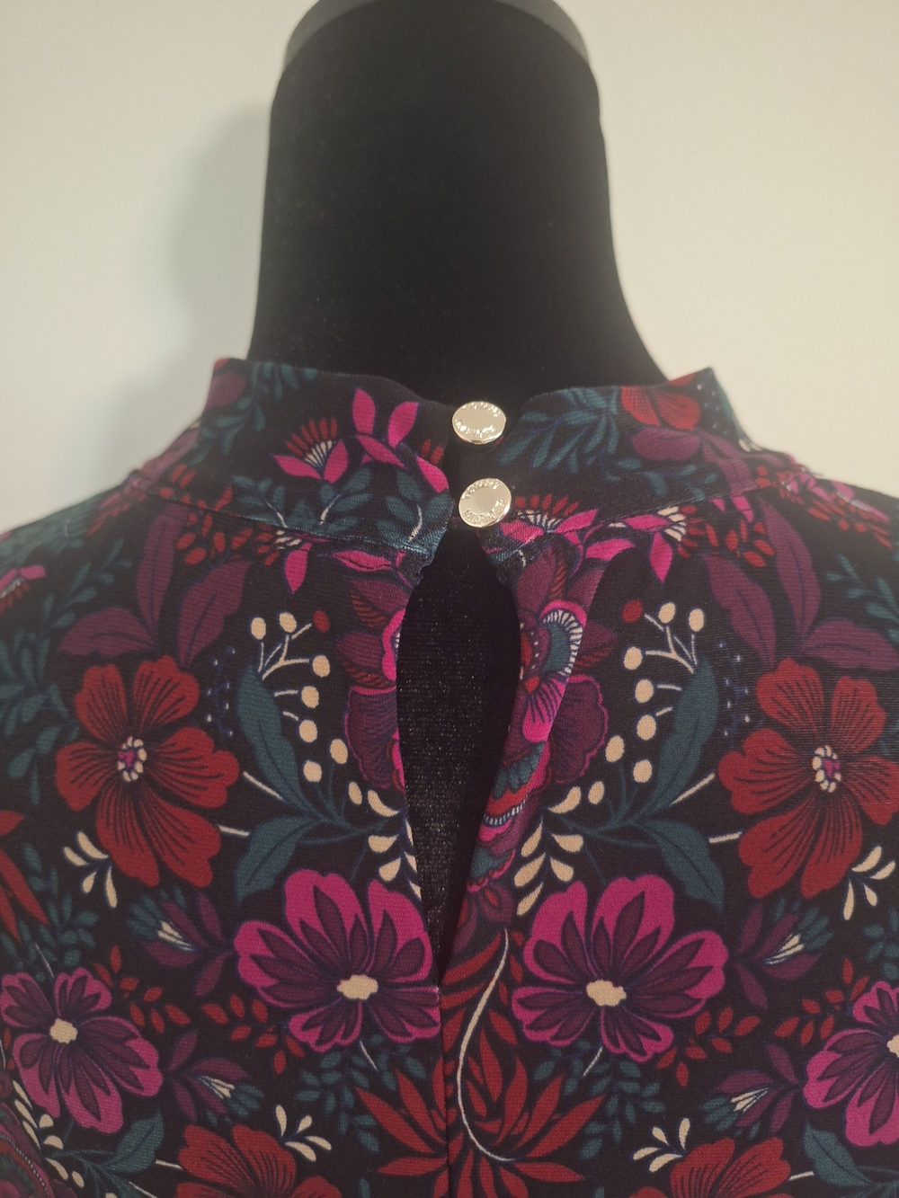Tommy Hilfiger Dark Floral Long-Sleeve Keyhole Blouse - Picture 5 of 7